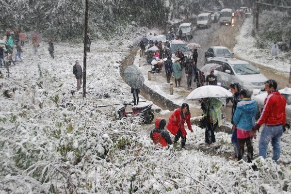 Nhiều người háo hức ngắm tuyết rơi ở Đồng Văn - Hà Giang.