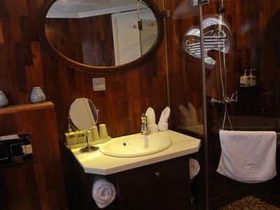 halong-bay-luxury-cruises-luxury-bathroom-amenity