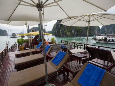 du-thuyen-dragon-bay-sundeck