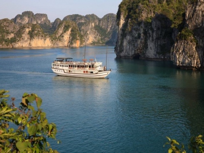 du-thuyen-garden-bay-overview-(3)