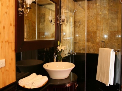 du-thuyen-jasmine-bathroom