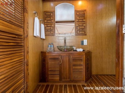 du-thuyen-lazalee-bathroom