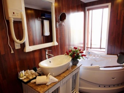 du-thuyen-signature-royal-bathroom1