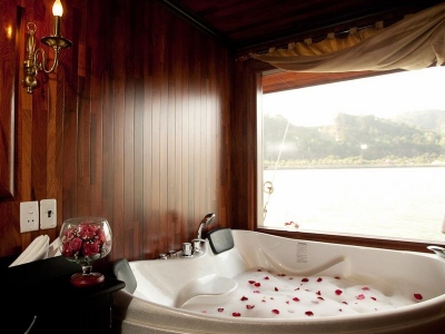 du-thuyen-valentine-bathroom