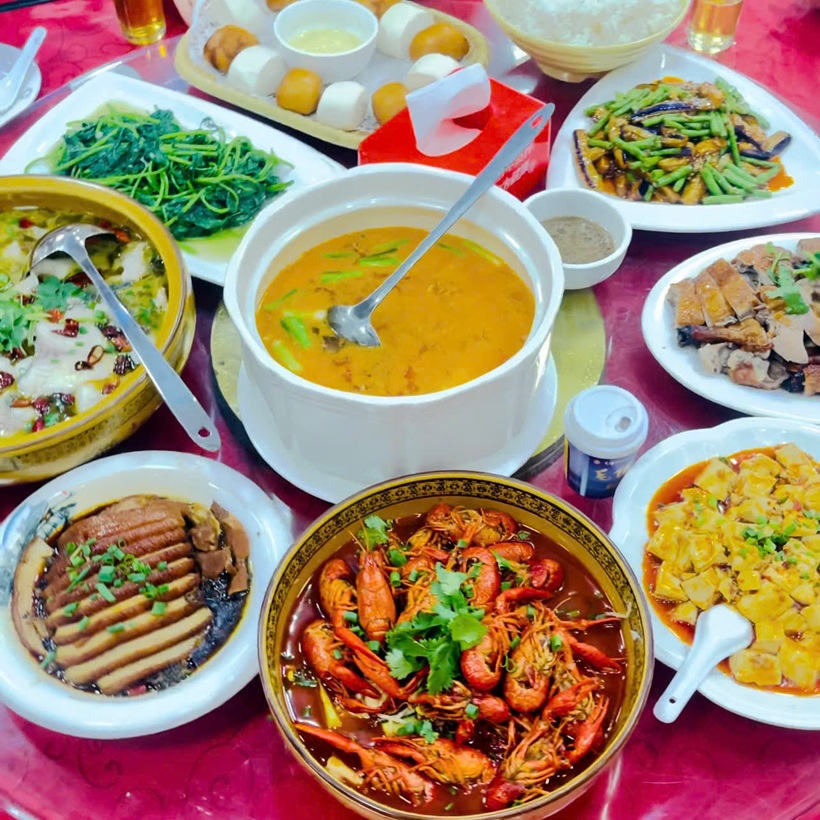 Ăn trưa ngày 2 tour Đông Hưng Trung Quốc 2 ngày 1 đêm